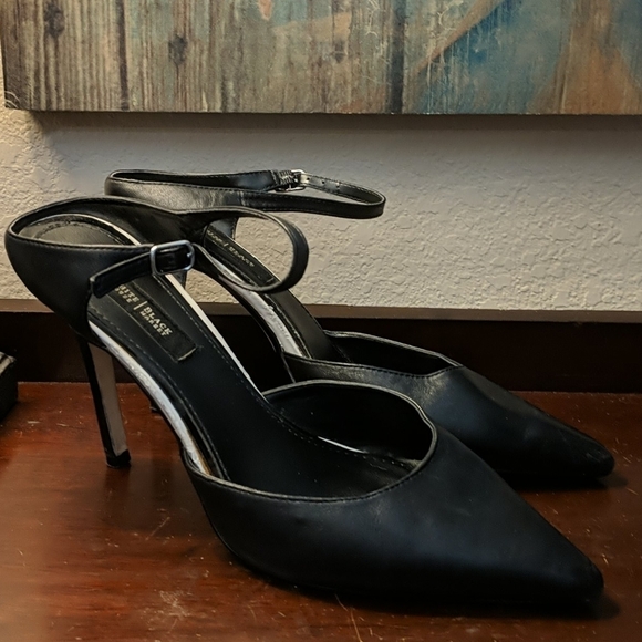 WHITE HOUSE BLACK MARKET Pointed Toe Heels - Picture 1 of 8